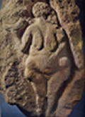 Femme tenant une corne de bison. Bas-relief provenant de Laussel (Dordogne). Mus&eacute;e de Bordeaux.